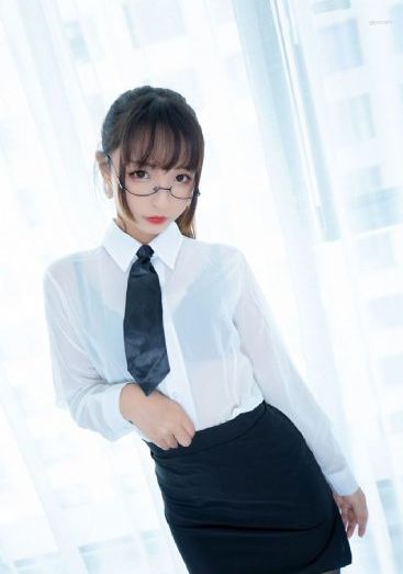 她在她老公面前被耍了