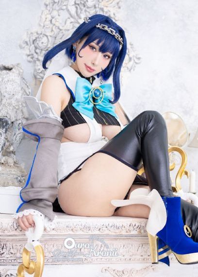 年轻女秘书