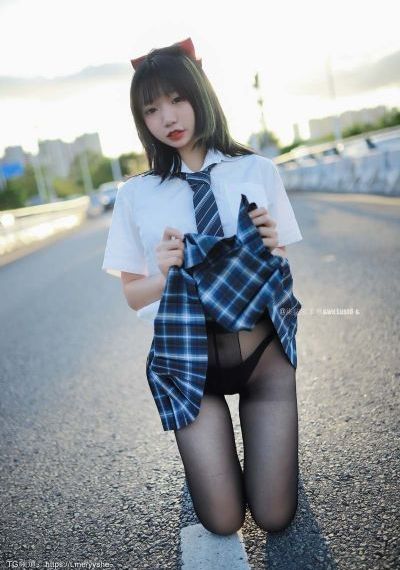 仰望半月的夜空